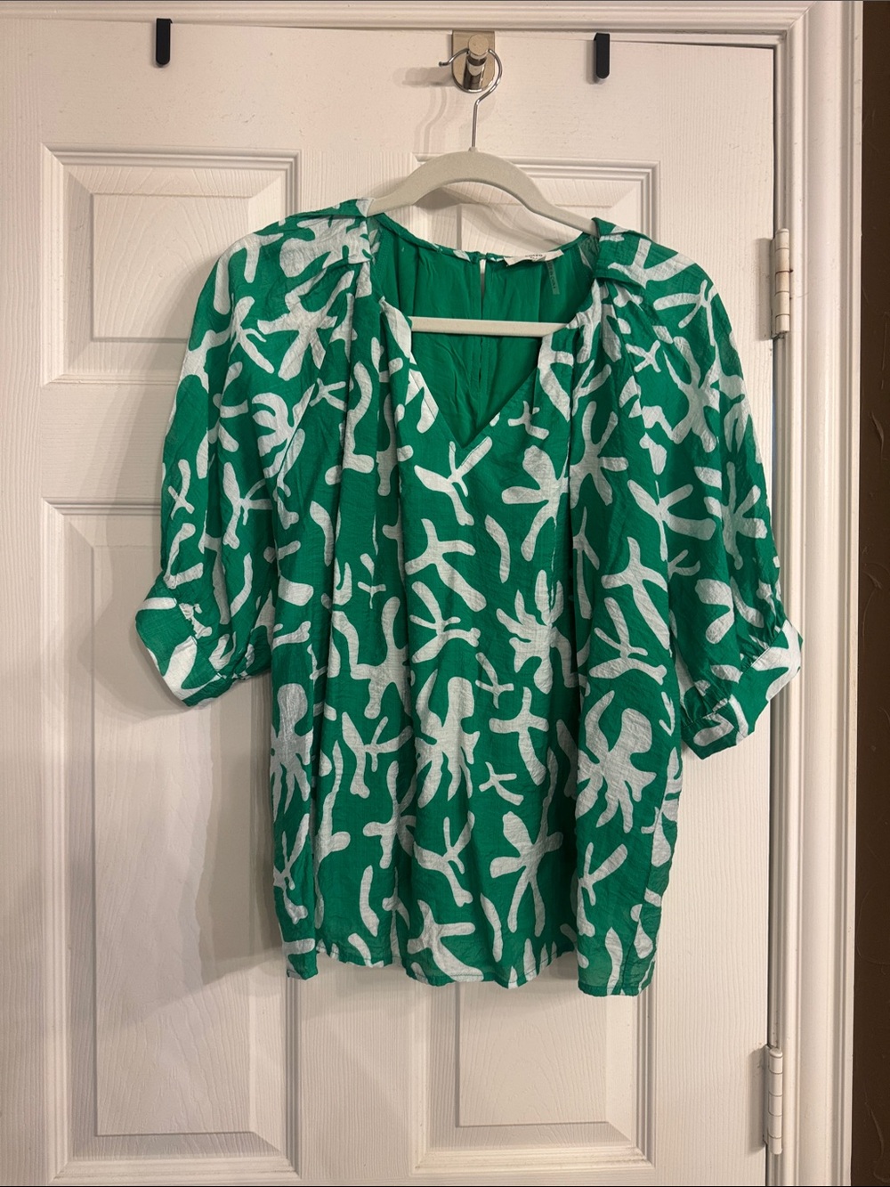 entro Green and White Printed V-Neck Blouse